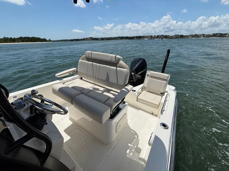 Slide: The Image of Boston Whaler 220 Dauntless 2023 - 28