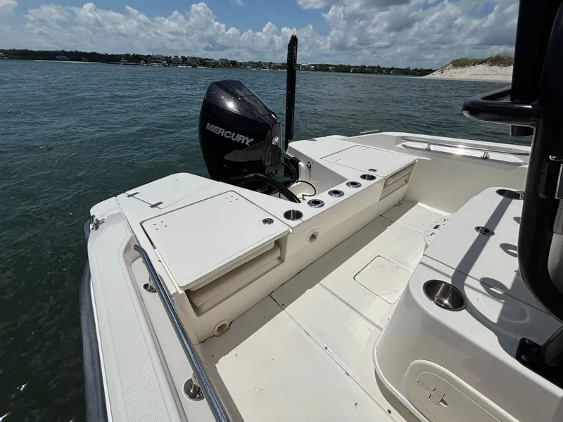 Slide: The Image of Boston Whaler 220 Dauntless 2023 - 31