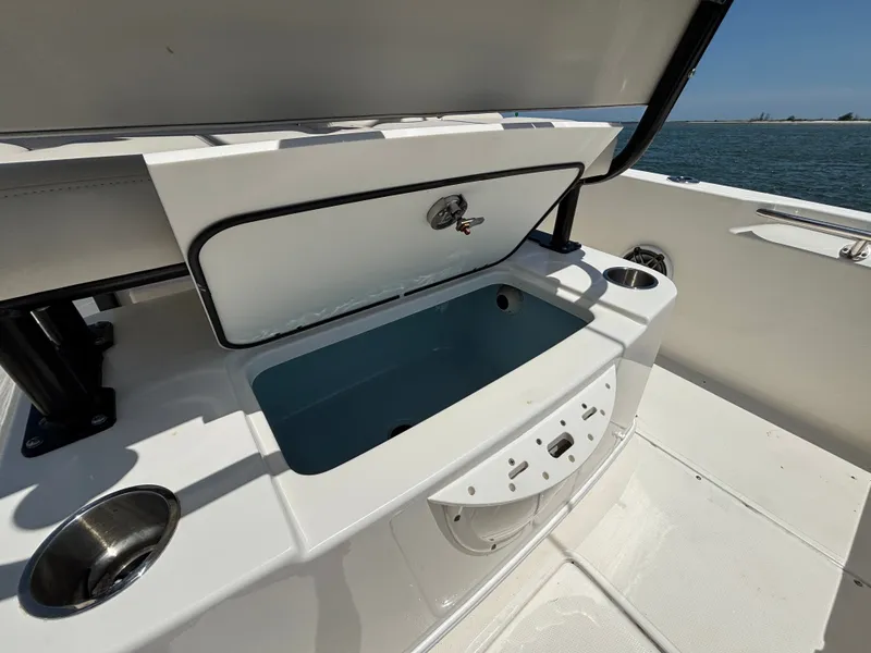 Slide: The Image of Boston Whaler 220 Dauntless 2023 - 33