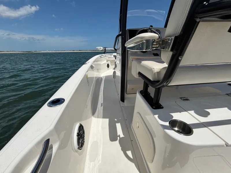 Slide: The Image of Boston Whaler 220 Dauntless 2023 - 34