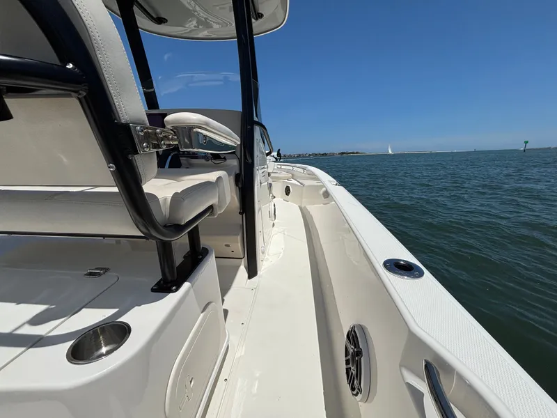 Slide: The Image of Boston Whaler 220 Dauntless 2023 - 35