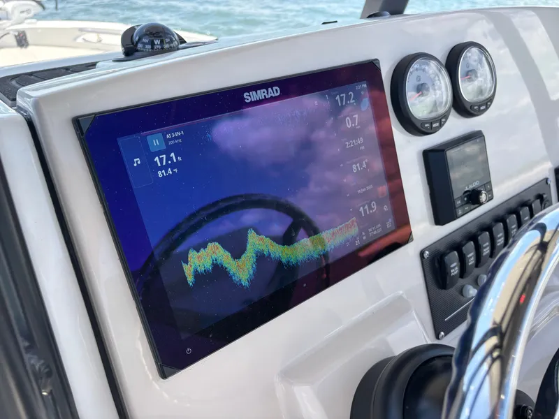 Slide: The Image of Boston Whaler 220 Dauntless 2023 - 39