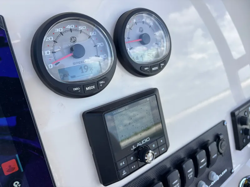 Slide: The Image of Boston Whaler 220 Dauntless 2023 - 40