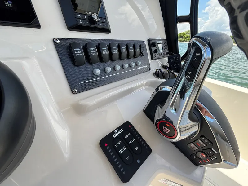 Slide: The Image of Boston Whaler 220 Dauntless 2023 - 41