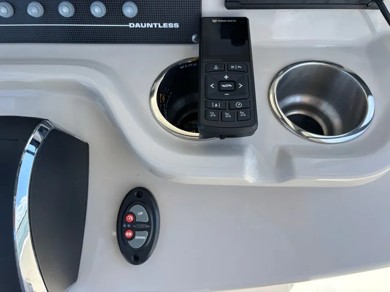 Slide: The Image of Boston Whaler 220 Dauntless 2023 - 44