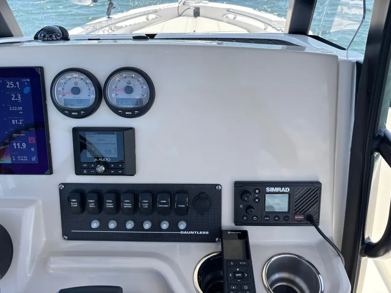 Slide: The Image of Boston Whaler 220 Dauntless 2023 - 45