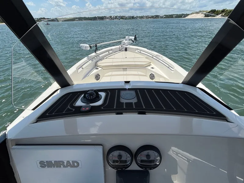 Slide: The Image of Boston Whaler 220 Dauntless 2023 - 47
