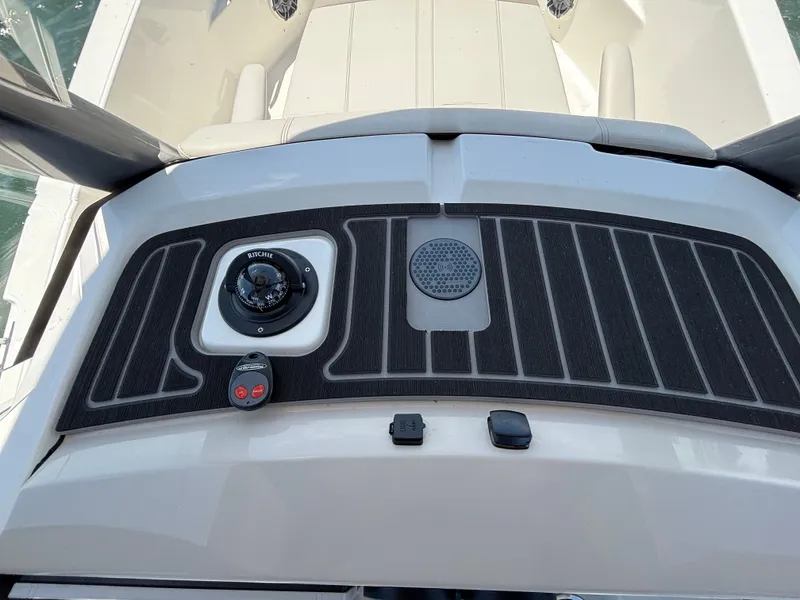 Slide: The Image of Boston Whaler 220 Dauntless 2023 - 48