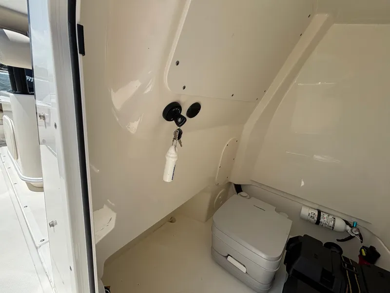 Slide: The Image of Boston Whaler 220 Dauntless 2023 - 50