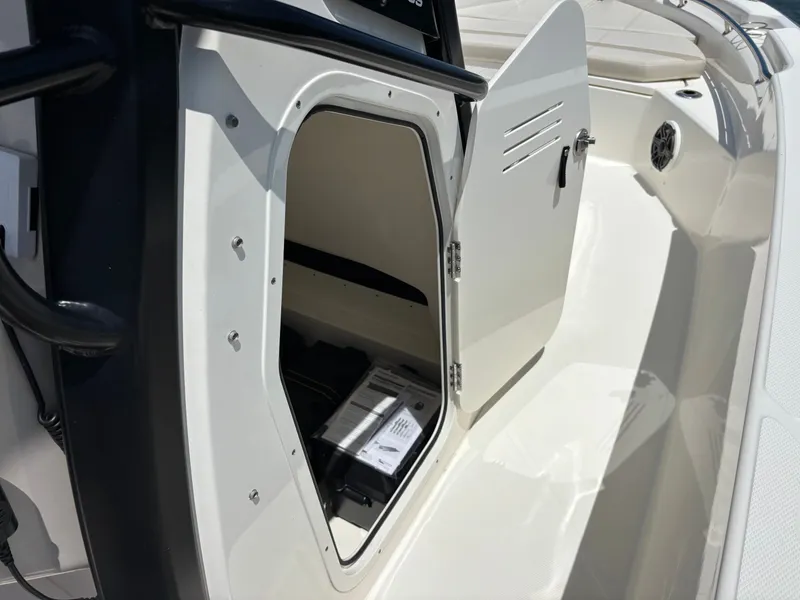 Slide: The Image of Boston Whaler 220 Dauntless 2023 - 53