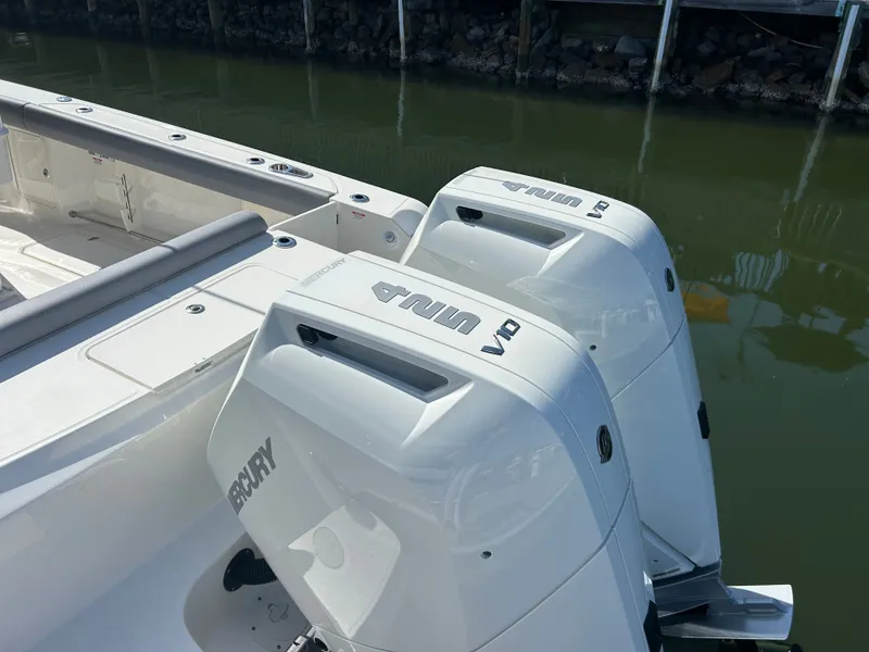 Slide: The Image of Boston Whaler 330 Outrage 2026 - 13