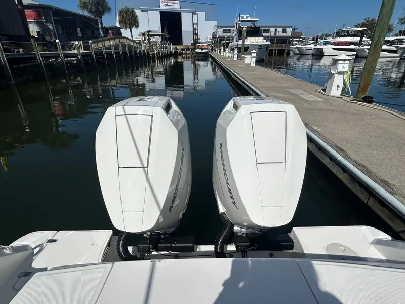 Slide: The Image of Boston Whaler 330 Outrage 2026 - 14