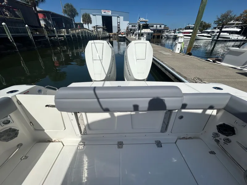 Slide: The Image of Boston Whaler 330 Outrage 2026 - 15
