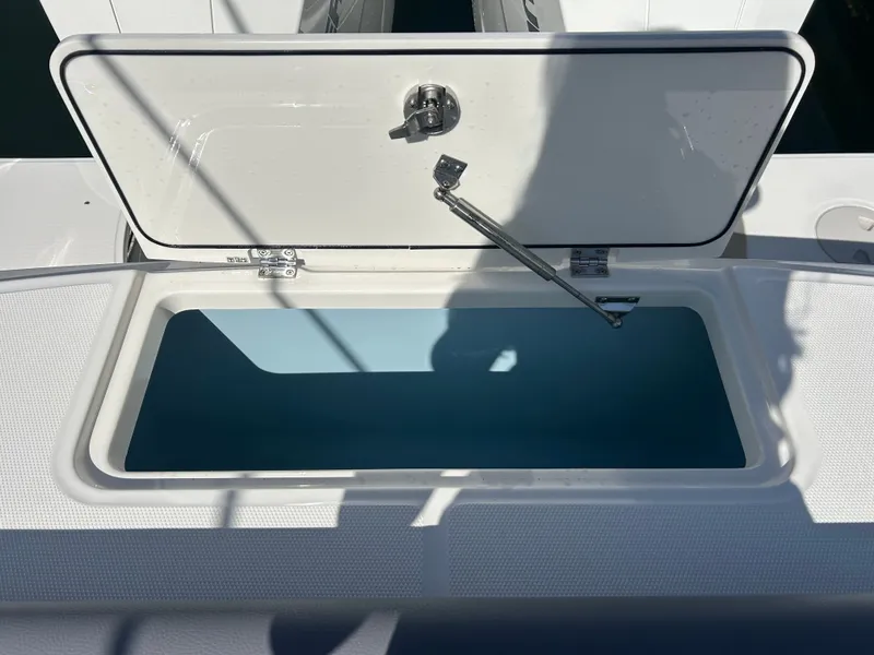 Slide: The Image of Boston Whaler 330 Outrage 2026 - 16