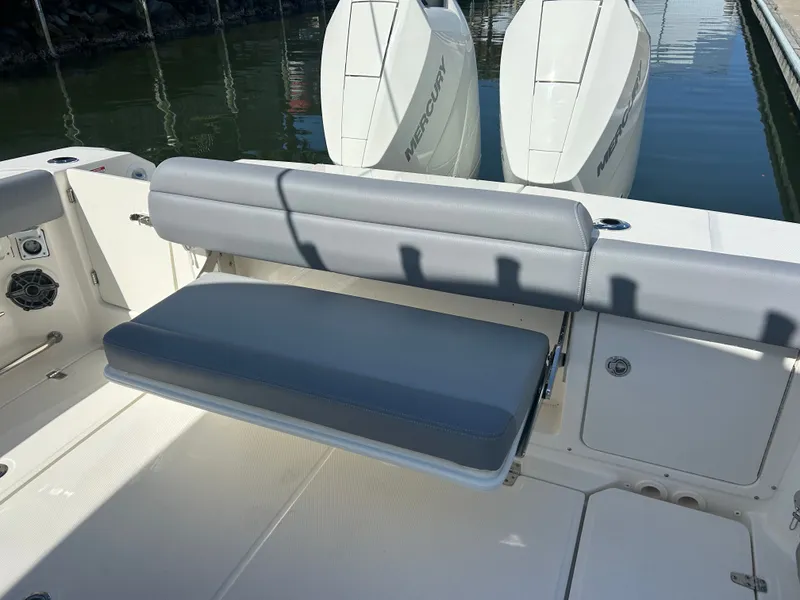 Slide: The Image of Boston Whaler 330 Outrage 2026 - 17
