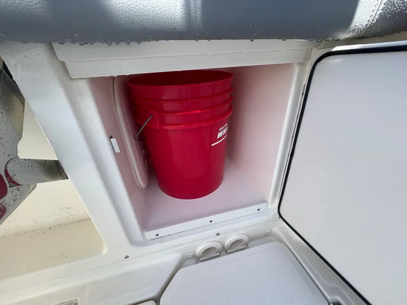 Slide: The Image of Boston Whaler 330 Outrage 2026 - 18