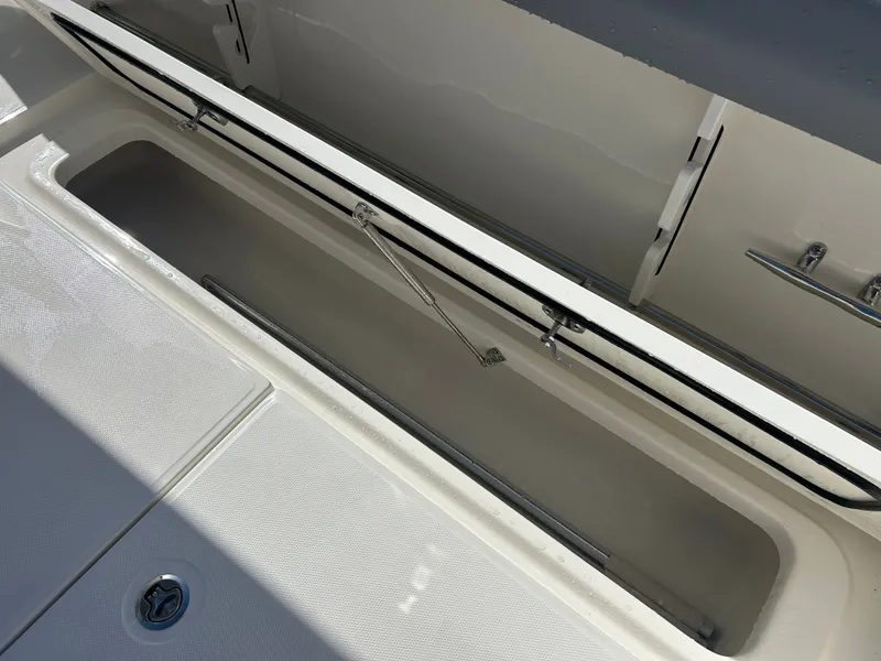 Slide: The Image of Boston Whaler 330 Outrage 2026 - 19