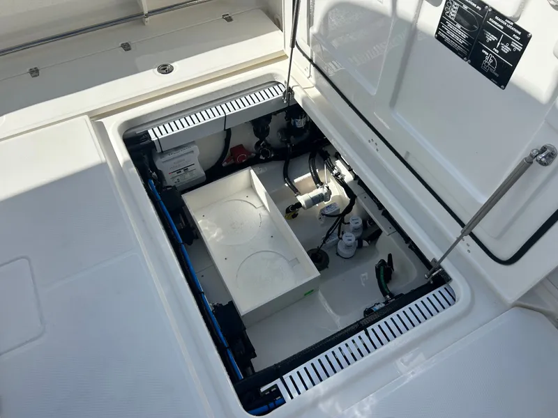 Slide: The Image of Boston Whaler 330 Outrage 2026 - 20