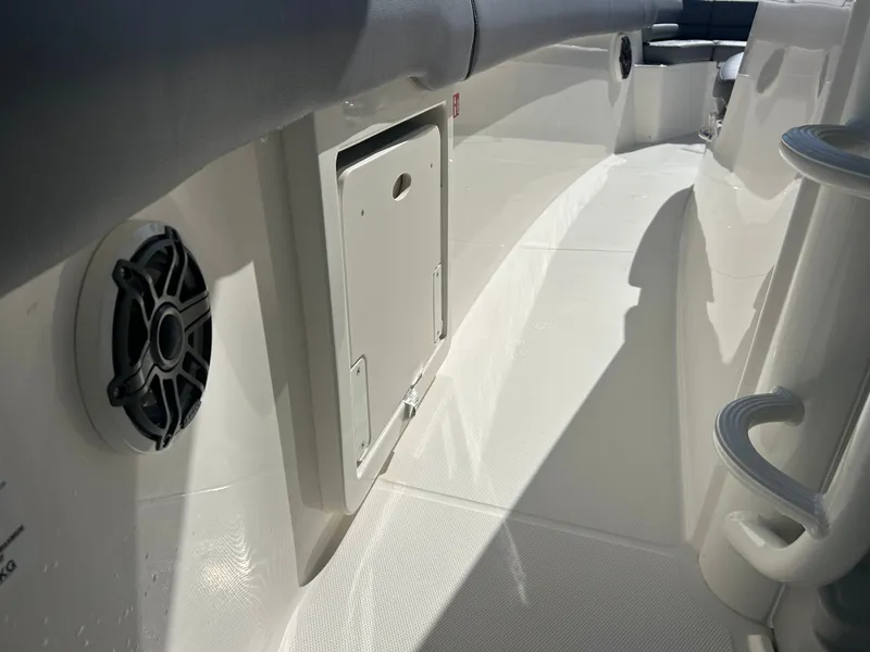 Slide: The Image of Boston Whaler 330 Outrage 2026 - 25