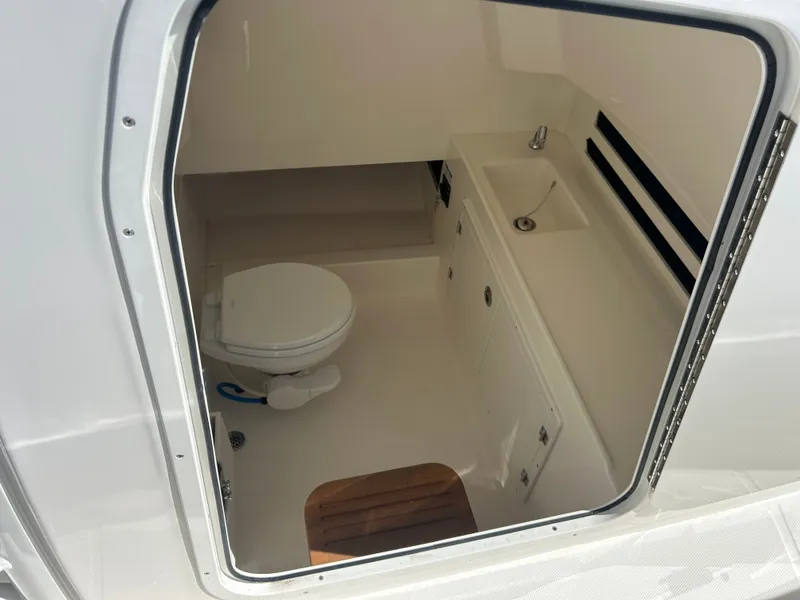 Slide: The Image of Boston Whaler 330 Outrage 2026 - 31