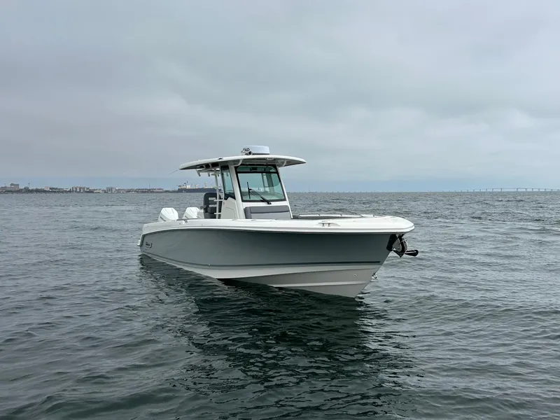 Slide: The Image of Boston Whaler 330 Outrage 2026 - 5