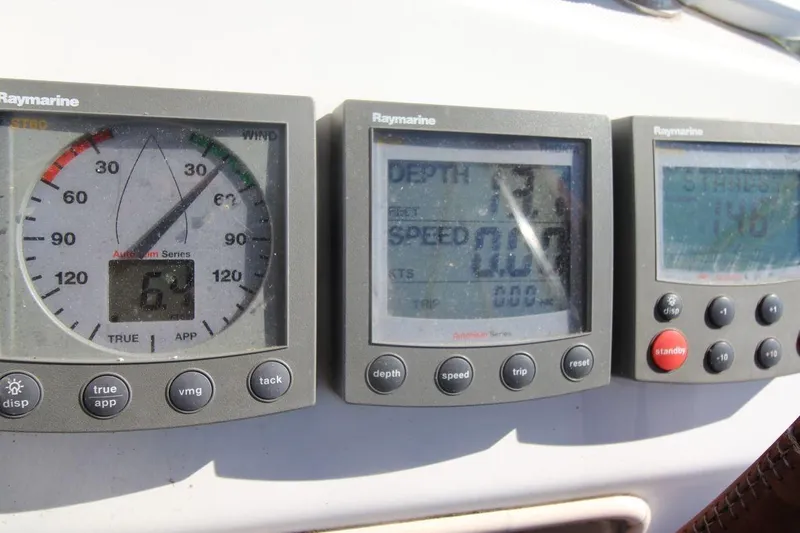 Slide: The Image of Raymarine instruments on Jeanneau Sun Odyssey 40.3, 2005 model, displaying wind, depth, and speed. - 18
