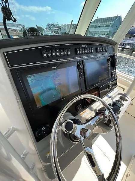 Slide: The Image of Boston Whaler Outrage Center Console 2017 - 12