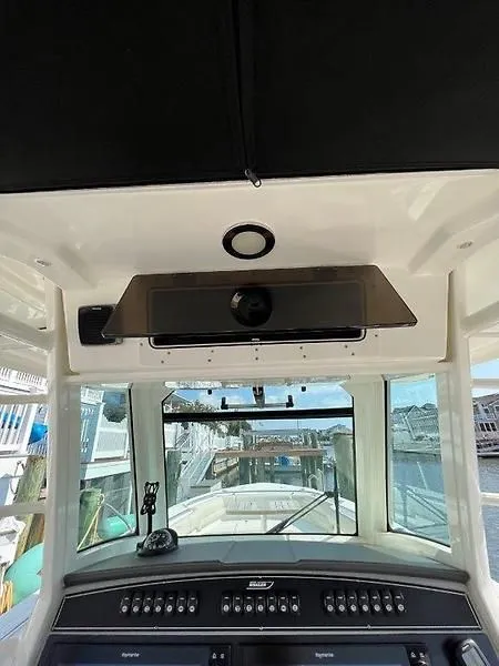 Slide: The Image of Boston Whaler Outrage Center Console 2017 - 14