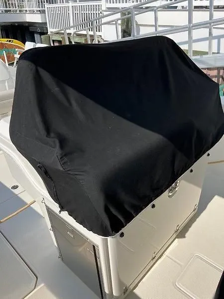 Slide: The Image of Boston Whaler Outrage Center Console 2017 - 15
