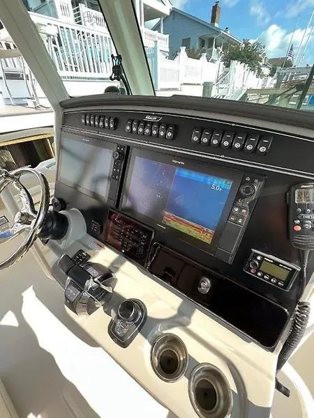 Slide: The Image of Boston Whaler Outrage Center Console 2017 - 9