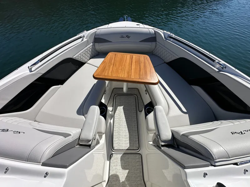 Slide: The Image of Sea Ray SLX 260 2026 - 10