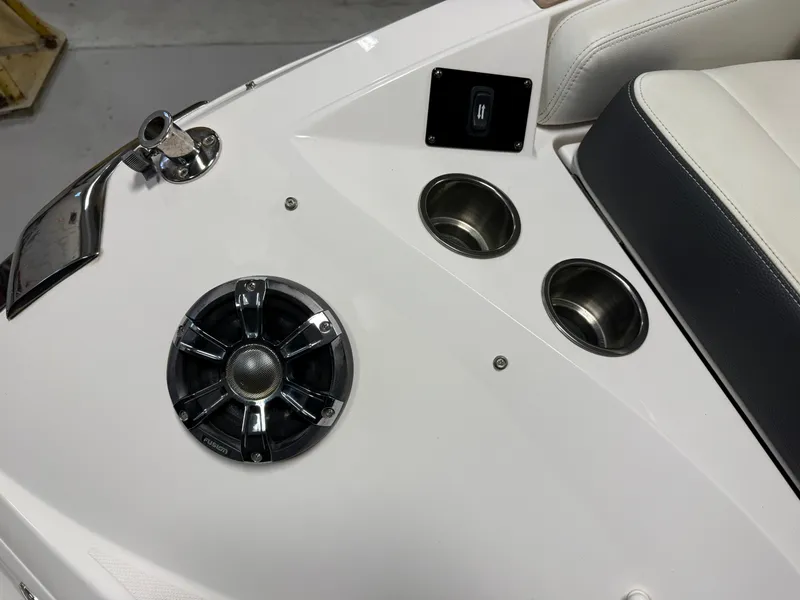Slide: The Image of Regal 2800 Bowrider 2018 - 10