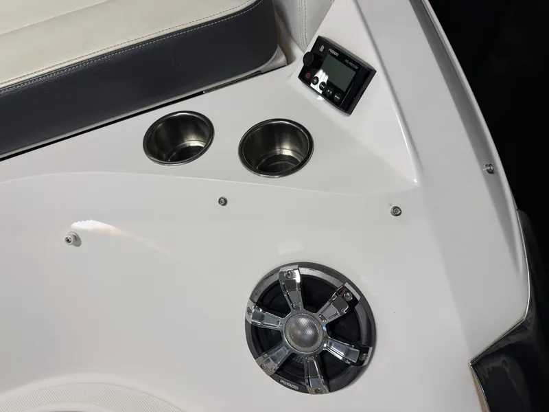 Slide: The Image of Regal 2800 Bowrider 2018 - 13