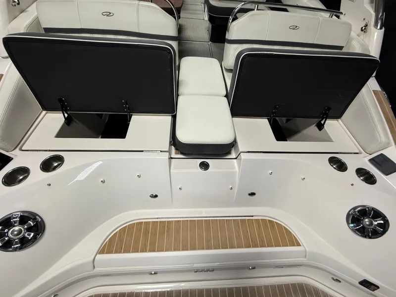 Slide: The Image of Regal 2800 Bowrider 2018 - 17