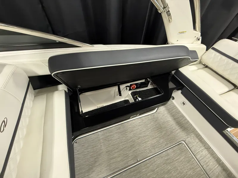 Slide: The Image of Regal 2800 Bowrider 2018 - 30