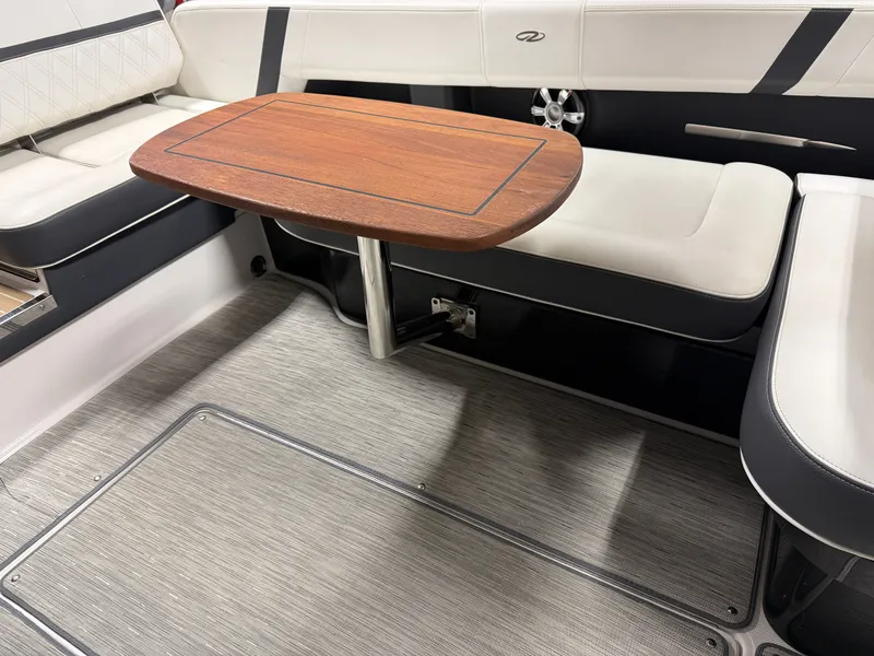 Slide: The Image of Regal 2800 Bowrider 2018 - 33