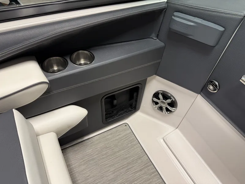 Slide: The Image of Regal 2800 Bowrider 2018 - 41