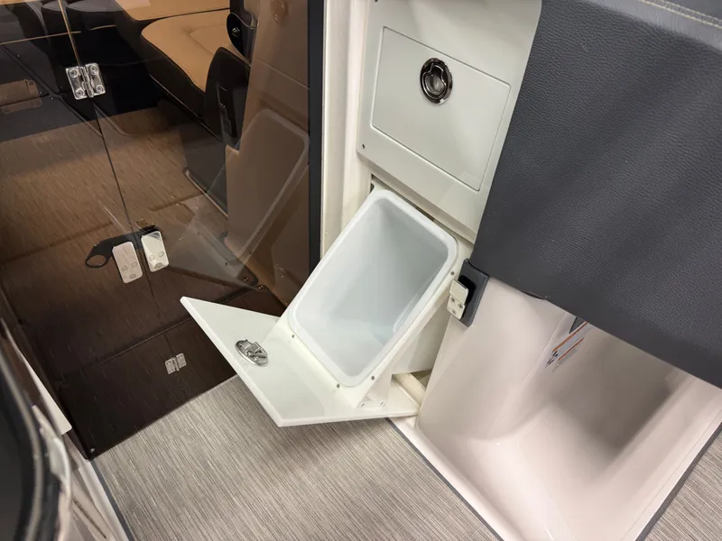 Slide: The Image of Regal 2800 Bowrider 2018 - 51