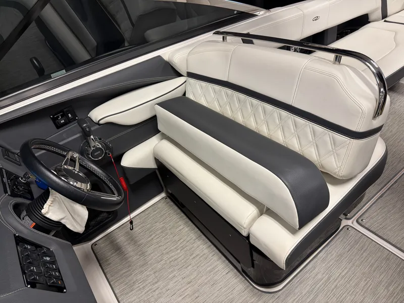 Slide: The Image of Regal 2800 Bowrider 2018 - 53