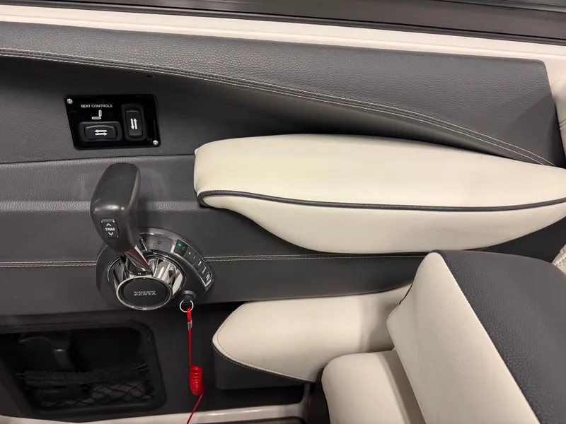 Slide: The Image of Regal 2800 Bowrider 2018 - 54