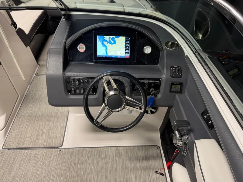 Slide: The Image of Regal 2800 Bowrider 2018 - 56
