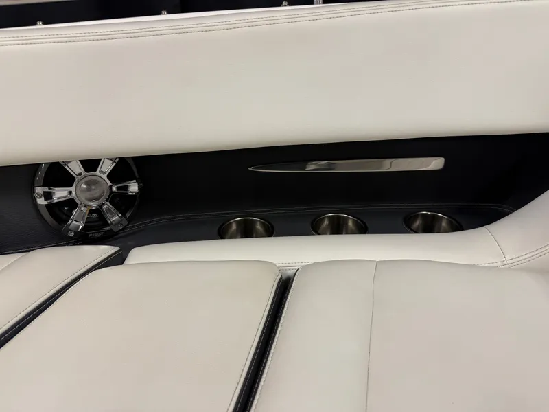 Slide: The Image of Regal 2800 Bowrider 2018 - 71