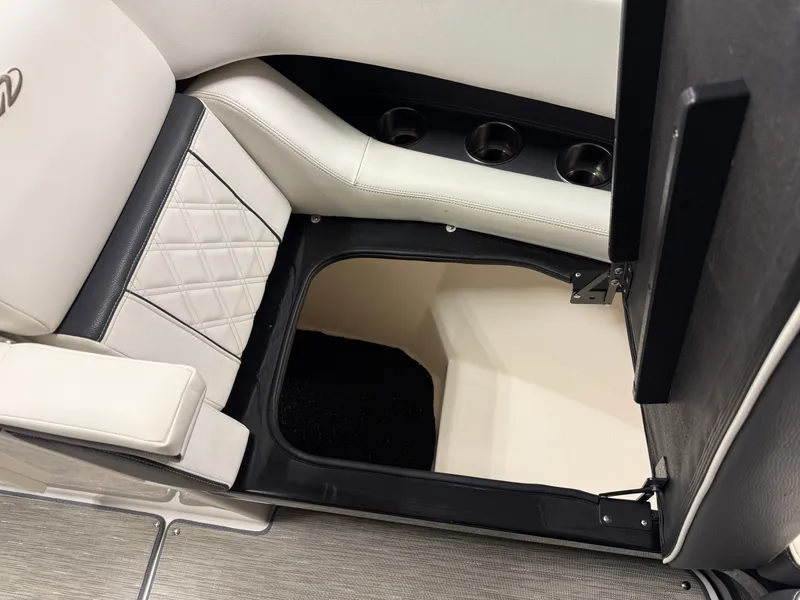 Slide: The Image of Regal 2800 Bowrider 2018 - 76