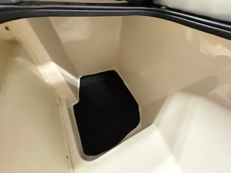 Slide: The Image of Regal 2800 Bowrider 2018 - 77
