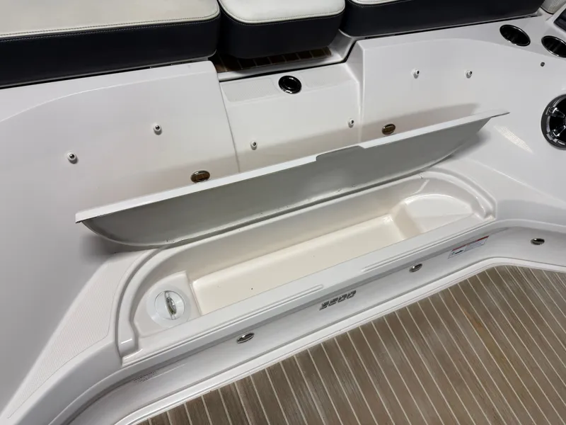 Slide: The Image of Regal 2800 Bowrider 2018 - 8