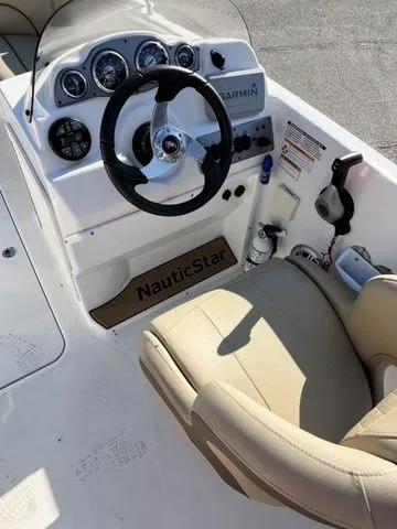 Slide: The Image of NauticStar 193 SC 2020 - 6