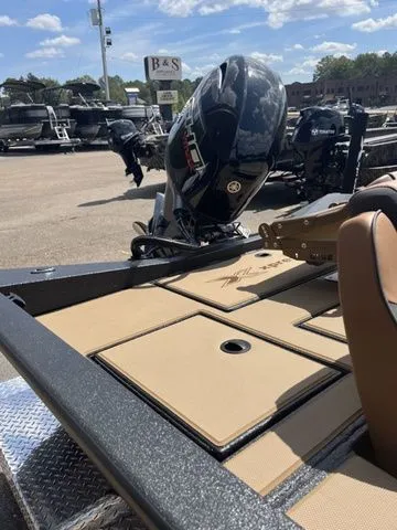 Slide: The Image of Xpress H17C Crappie 2026 - 12