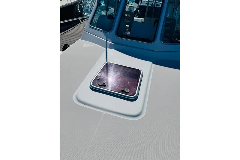 Slide: The Image of 2007 Back Cove 29 boat deck with hatch and windows. - 33