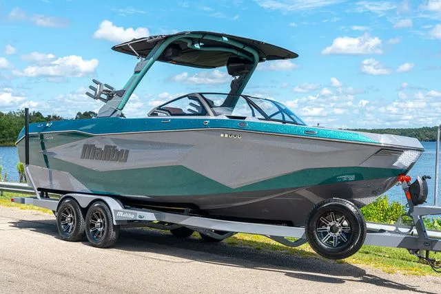 Slide: The Image of Malibu Wakesetter 25 LSV 2026 - 2