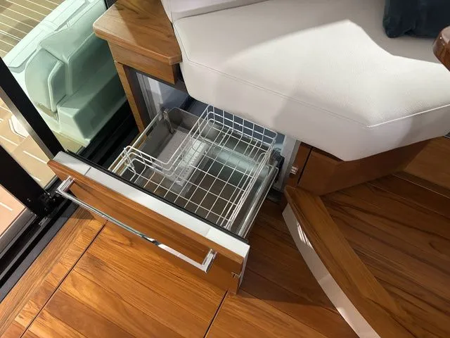 Slide: The Image of Tiara 48 LE 2025 - 18